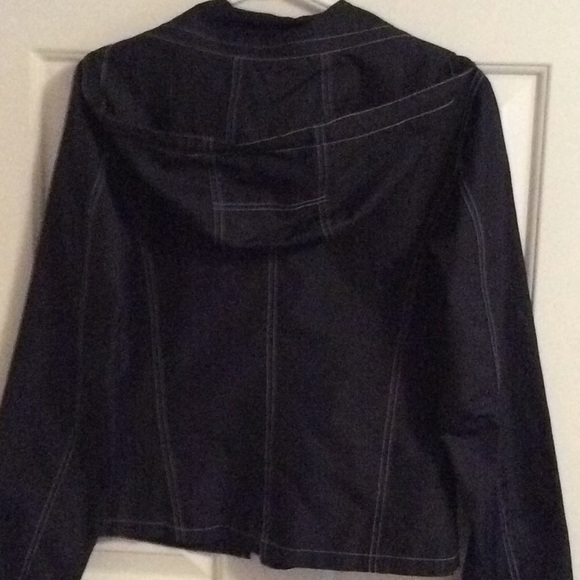 Lightweight windbreaker - Picture 6 of 7